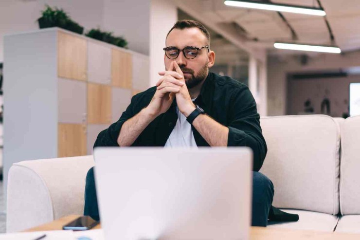 Uomo perplesso davanti al pc