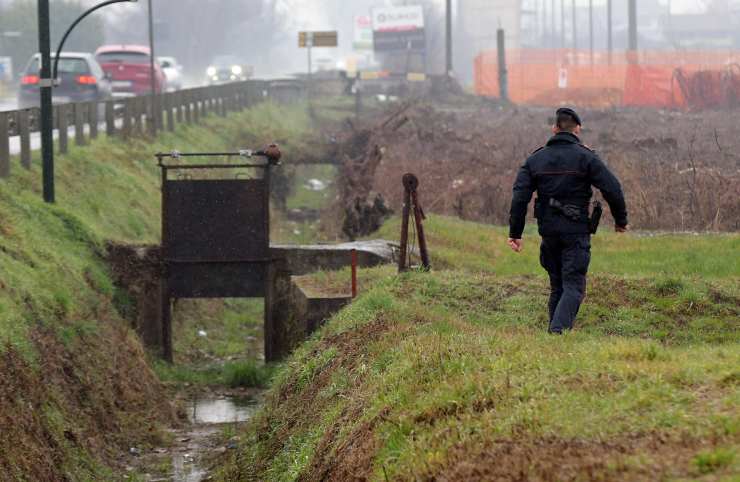 Carabiniere perlustra area vicino ad un canale