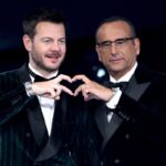 alessandro cattelan sul palco di sanremo con carlo conti