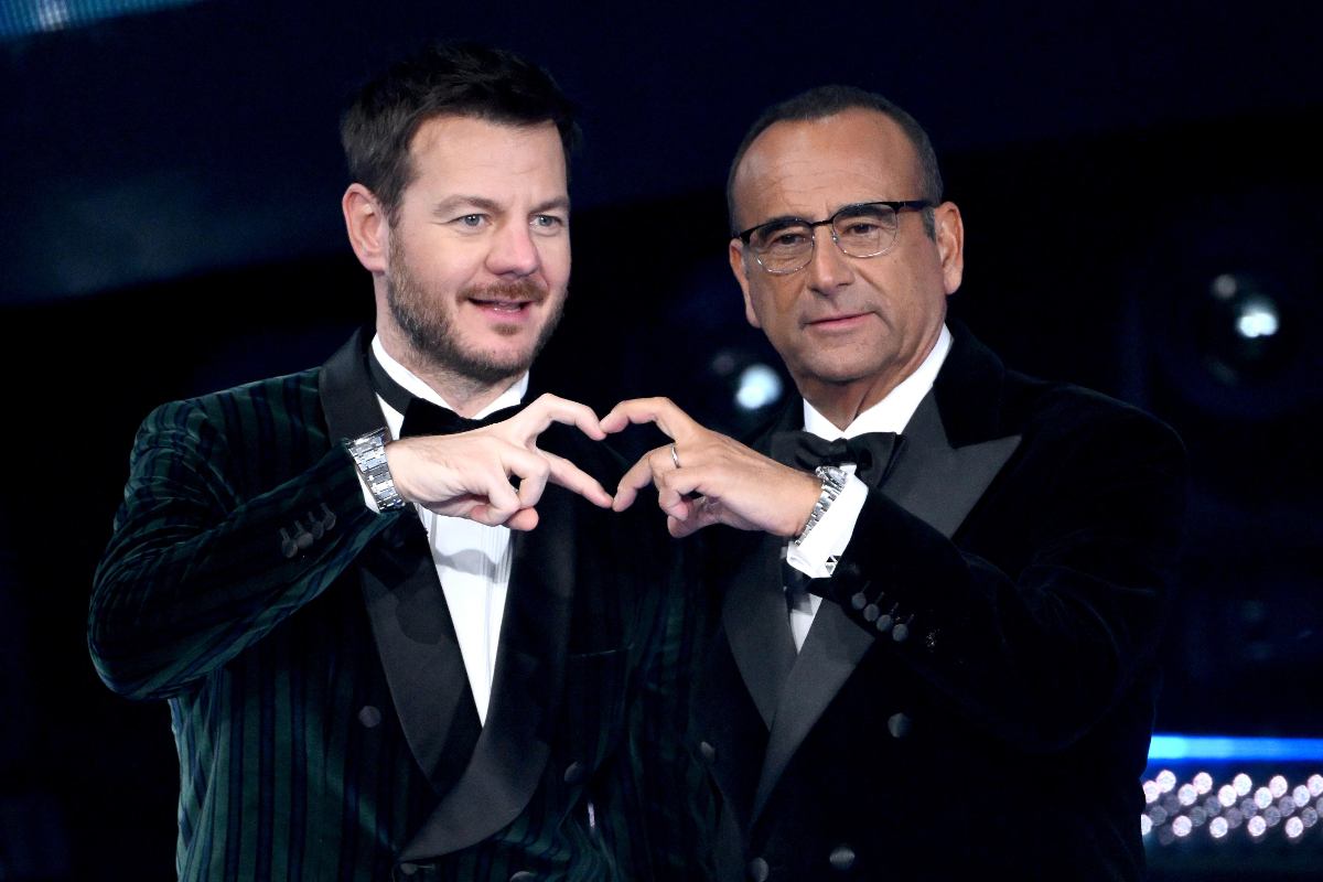 alessandro cattelan sul palco di sanremo con carlo conti