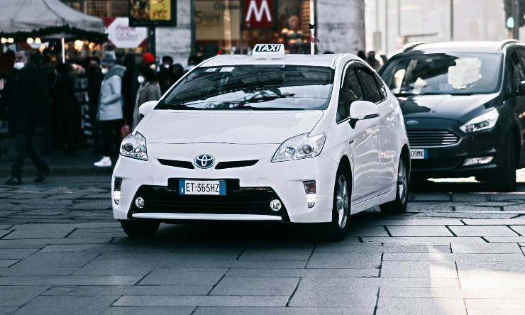 auto del taxi con un'altra auto dietro a Milano