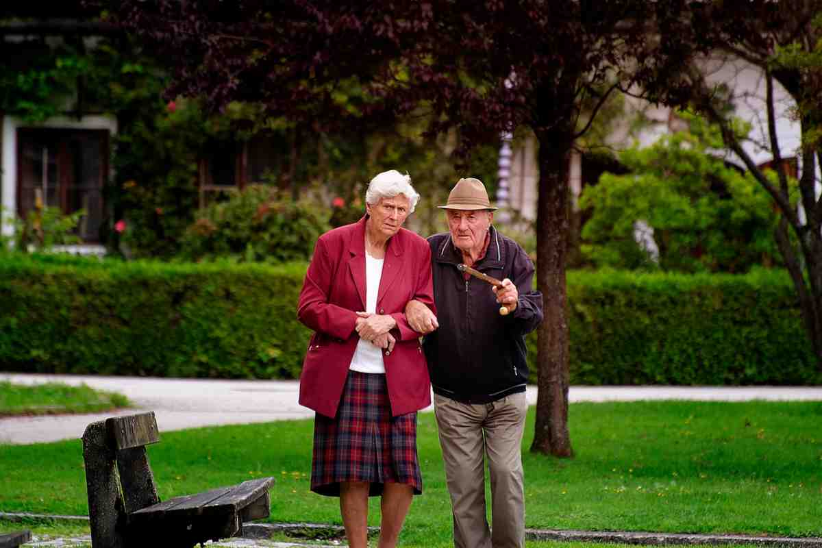 coppia di anziani che passeggiano al parco