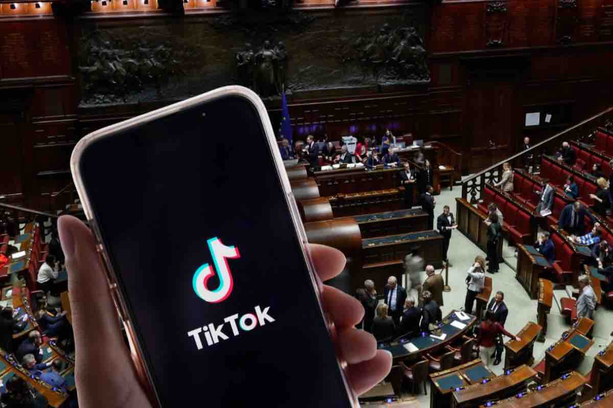 Parlamento e smartphone TikTok