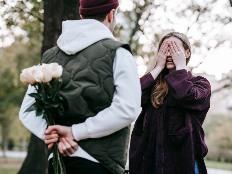 uomo con fiori per la sua ragazza