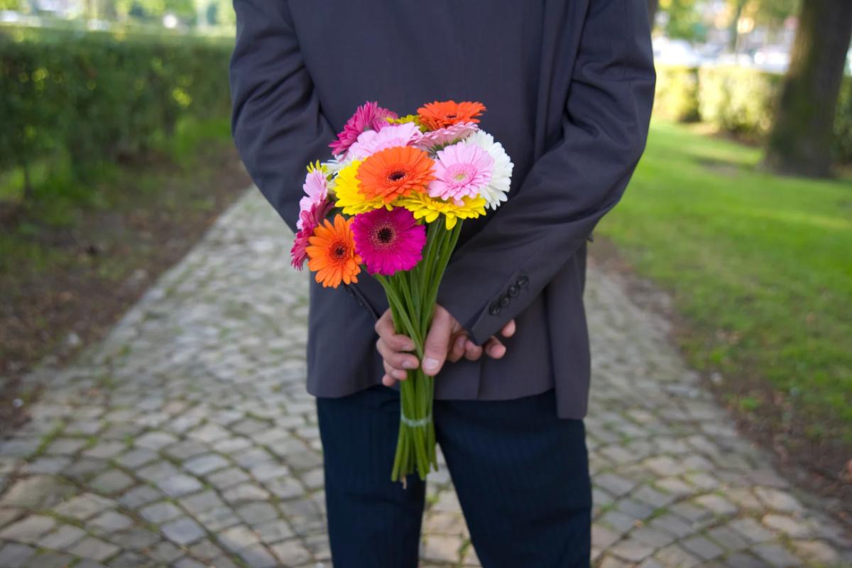 uomo con fiori in mano