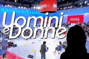 logo uomini e donne e sagoma di donna