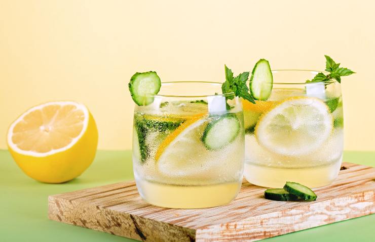 Due bicchieri di acqua con limone e cetriolo