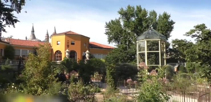 Panoramica dell'Orto Botanico di Padova, gazebo in primo piano