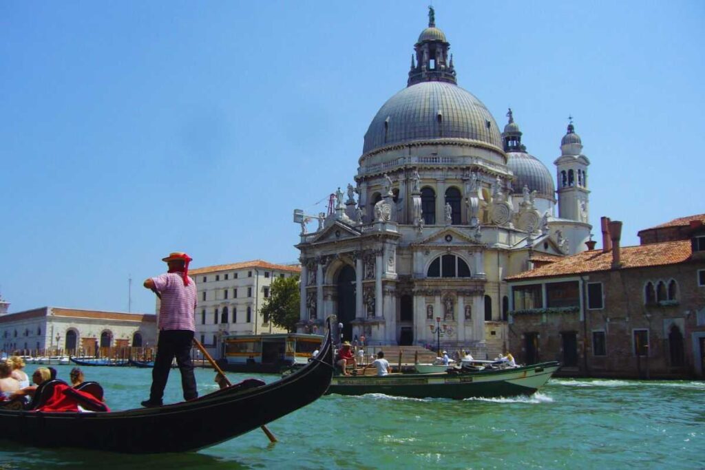 Gondole che solcano il Gran Canale di Venezia