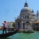 Gondole che solcano il Gran Canale di Venezia