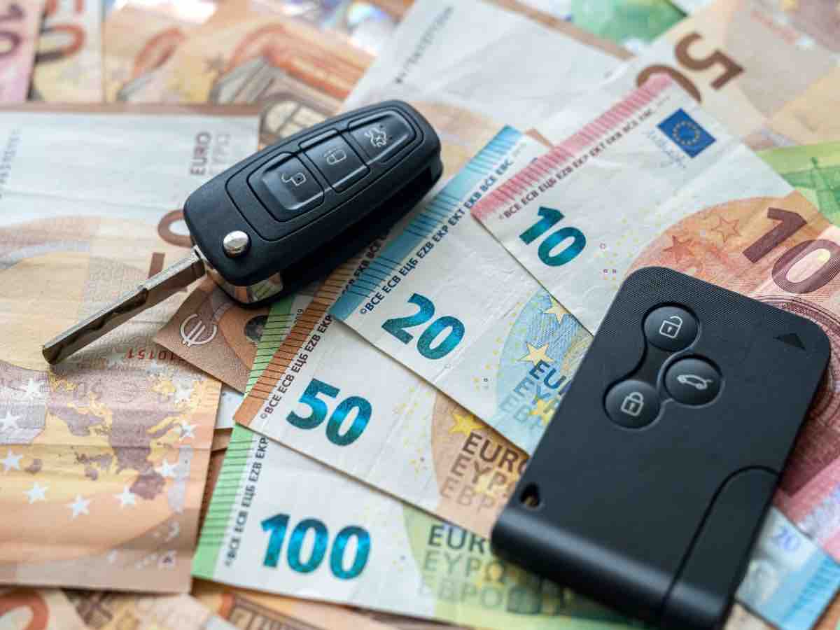 Chiavi auto banconote euro 