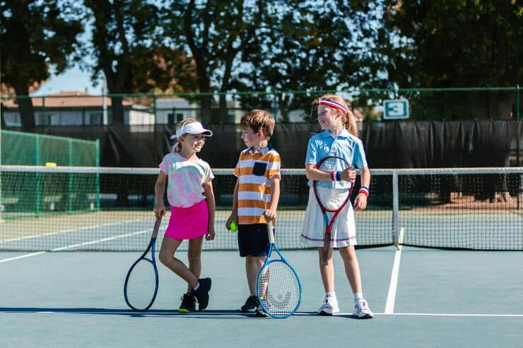 Bambini in un campo da tennis 