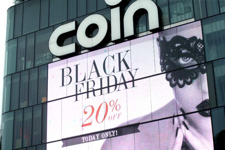 vetrata esterna di un punto vendita Coin con la promozione per il black friday