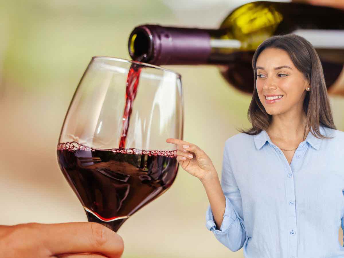 Calice di vino donna sorridente