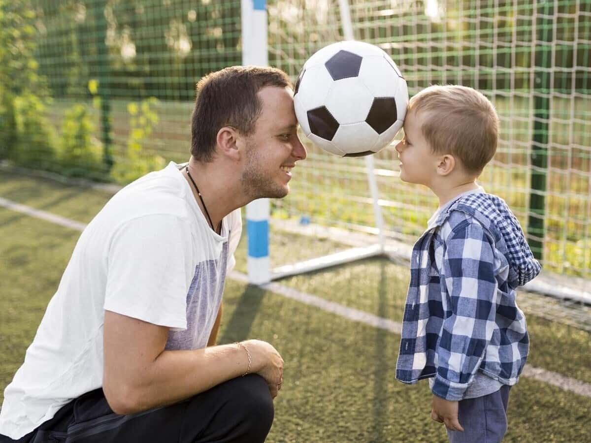 Papà e figlio con un pallone da calcio