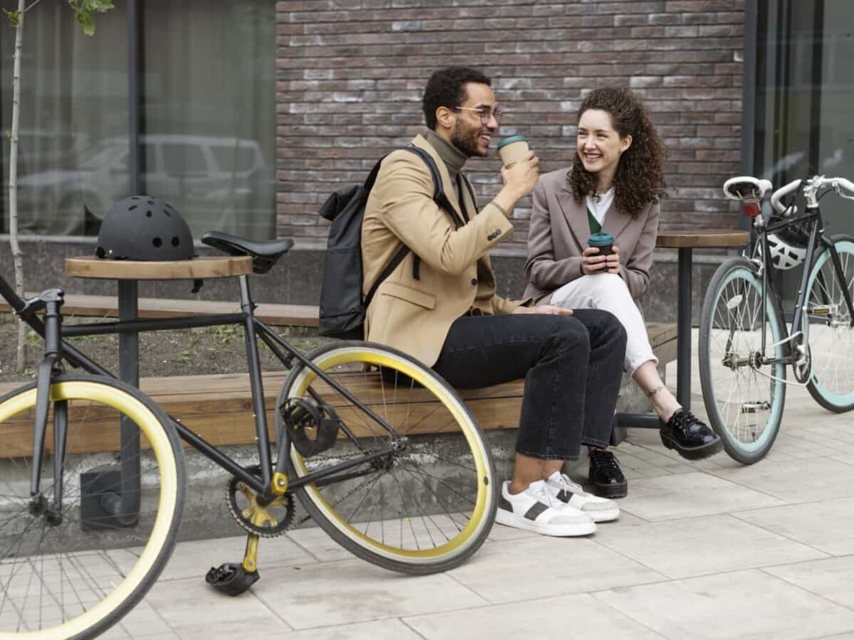 Ragazzi che bevono una bibita con accanto le bici 